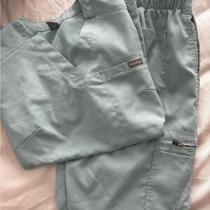 Women’s Niaahinn scrub set